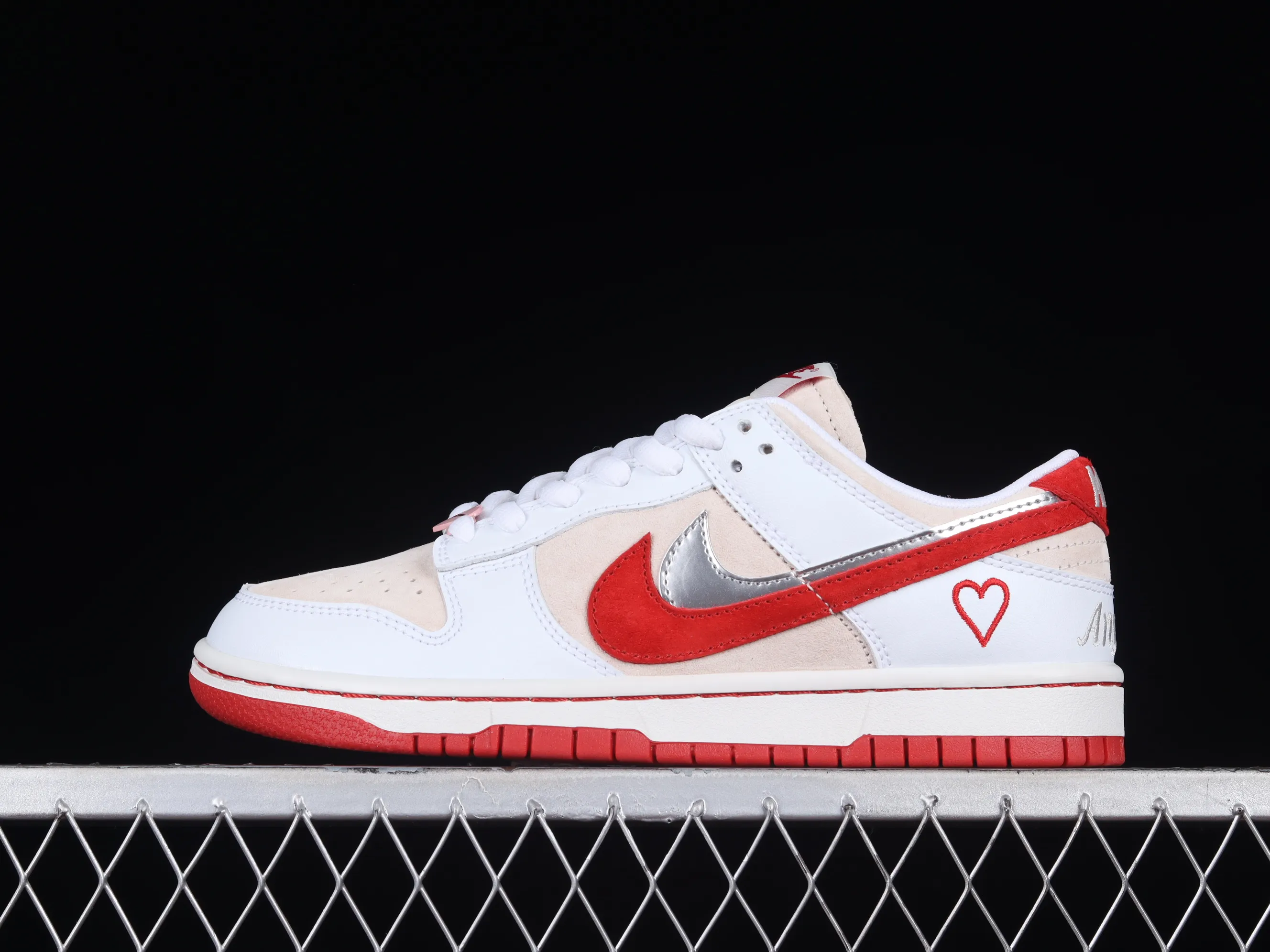 All Categories Nk SB Dunk Series Nk SB Dunk Low Low-top sneakers Nk SB Dunk Low "Valentine's Day" Valentine's Day limited SB low-top casual sneakers CT2552-188